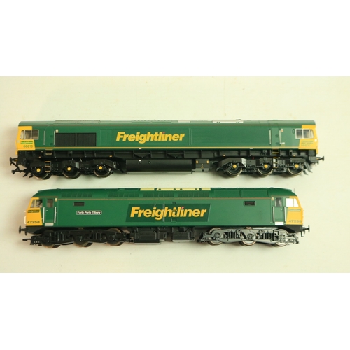 142 - Two OO gauge Freightliner liveried diesel electric locomotive models to include Bachmann 32-726 Clas... 