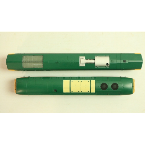 142 - Two OO gauge Freightliner liveried diesel electric locomotive models to include Bachmann 32-726 Clas... 