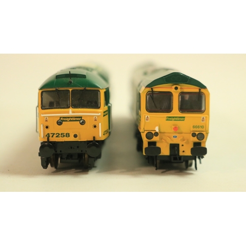 142 - Two OO gauge Freightliner liveried diesel electric locomotive models to include Bachmann 32-726 Clas... 