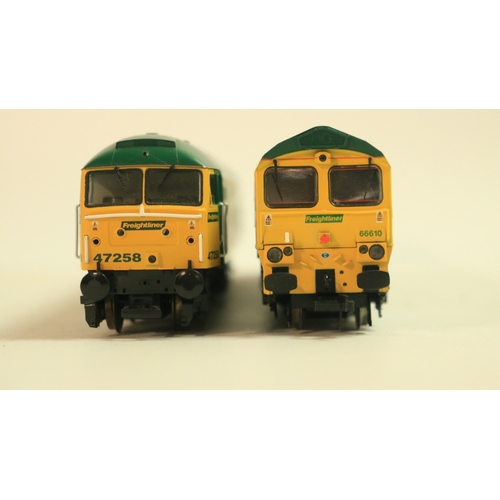 142 - Two OO gauge Freightliner liveried diesel electric locomotive models to include Bachmann 32-726 Clas... 