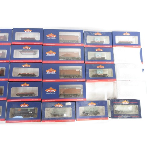 Collection of OO gauge Bachmann rolling stock to incl. 4x VBB Box Van ...