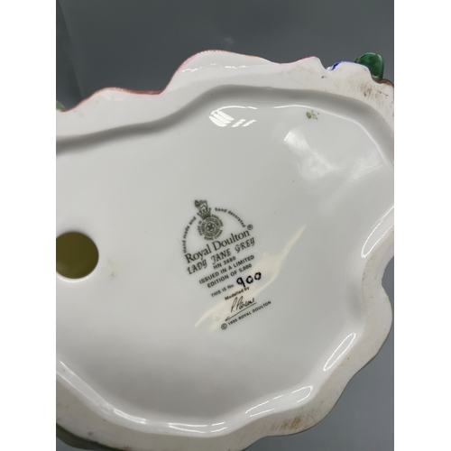 726 - Royal Doulton - 'Lady Jane Grey', model HN 3680, limited edition of 5000, H21cm

Bradley's shipping ... 