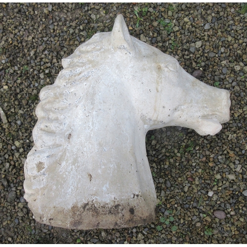 808 - Pair of reconstituted stone gate post horses heads. H40 cm

Bradley's shipping POA https://www.bradl... 