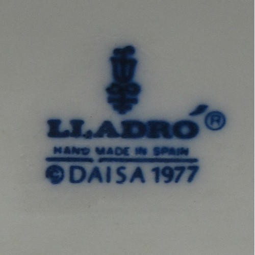 659 - Lladro 'Maja' bust of a female on wooden stand, H34cm

Bradley's shipping £38.00 plus vat (UK Only)