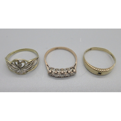 29 - 9ct yellow gold ring with pierced face depicting two swans, stamped 375, size N1/2, 9ct rose gold fi... 