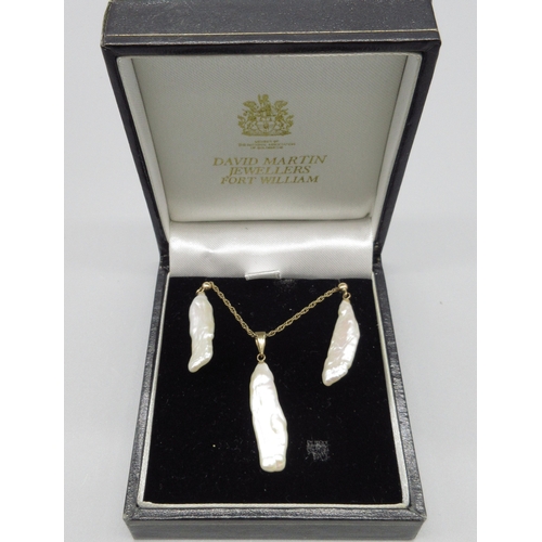 31 - 9ct yellow gold necklace and earring duo with baroque pearl pendants, stamped 375, L48cm, chain weig... 