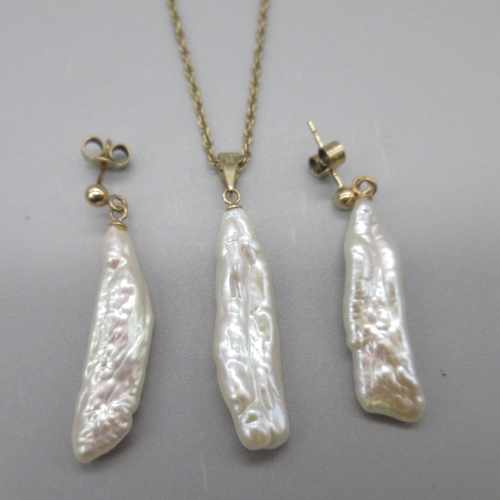 31 - 9ct yellow gold necklace and earring duo with baroque pearl pendants, stamped 375, L48cm, chain weig... 