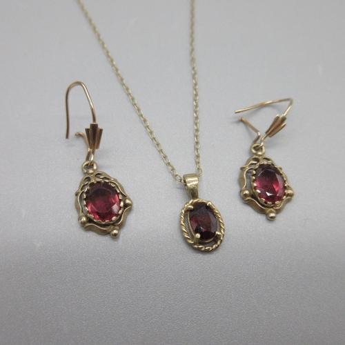 32 - 9ct yellow gold necklace and earring duo with drop pendants set with red stones, stamped 375, L40.5c... 