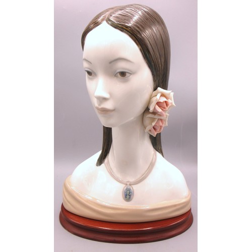 659 - Lladro 'Maja' bust of a female on wooden stand, H34cm

Bradley's shipping £38.00 plus vat (UK Only)