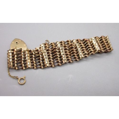 54 - 9ct stamped gold mesh bracelet with a 9ct stamped love heart lock (20g)

Bradley's shipping £23.00 p... 