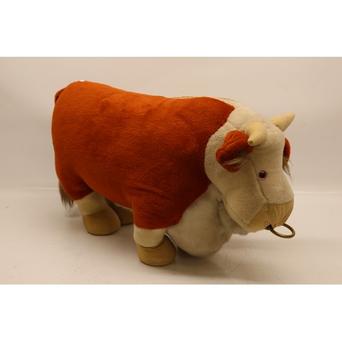 152 - Merrythought 'Hereford Bull', glass eyes and metal ring, H33cm

Bradley's shipping £38.00 plus vat (... 