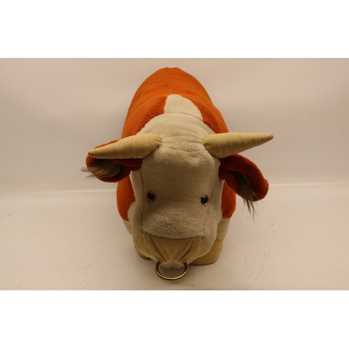 152 - Merrythought 'Hereford Bull', glass eyes and metal ring, H33cm

Bradley's shipping £38.00 plus vat (... 