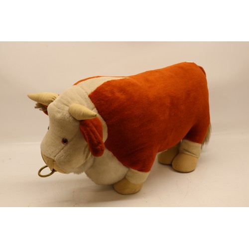 152 - Merrythought 'Hereford Bull', glass eyes and metal ring, H33cm

Bradley's shipping £38.00 plus vat (... 