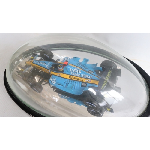 191 - Rare Autosport Awards 2005 driver signed 1/18 scale Fernando Alonso F1 Renault R25 presentation mode... 