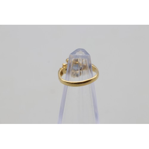 15 - 18ct yellow gold sapphire diamond ring with scroll work. 1x approximately 0.5ct sapphire and compass... 