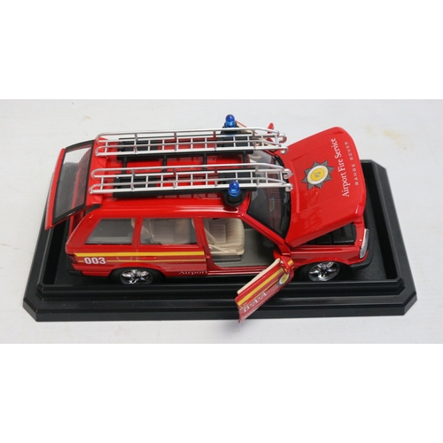 Collection of diecast fire engine/vehicle models, various scales and ...