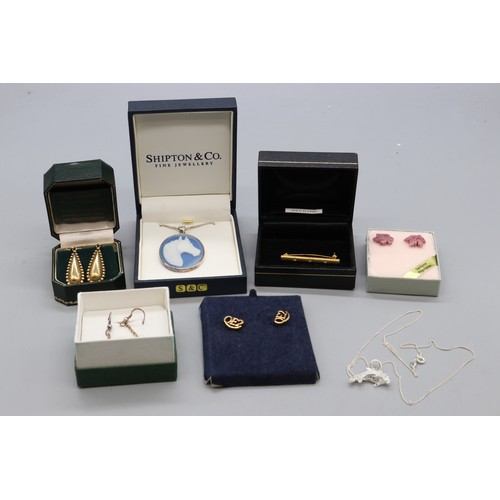 23 - Mixed metals, comprising a stamped sterling silver large blue oval cameo-style horse pendant with ch... 