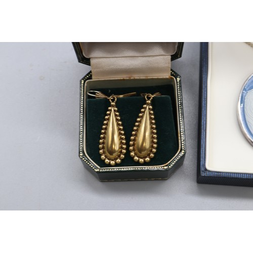 23 - Mixed metals, comprising a stamped sterling silver large blue oval cameo-style horse pendant with ch... 