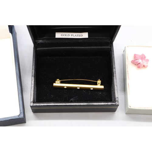 23 - Mixed metals, comprising a stamped sterling silver large blue oval cameo-style horse pendant with ch... 