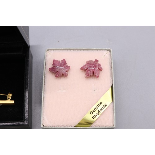 23 - Mixed metals, comprising a stamped sterling silver large blue oval cameo-style horse pendant with ch... 