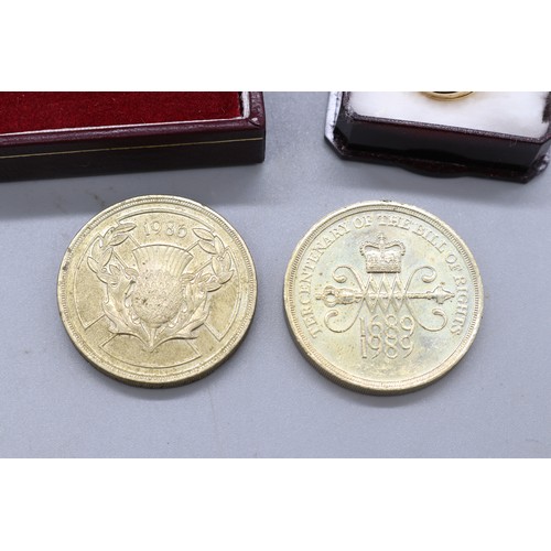 24 - Mixed lot comprising a hallmarked 9ct yellow gold engraved locket, weight 1.34g; a pair of small yel... 