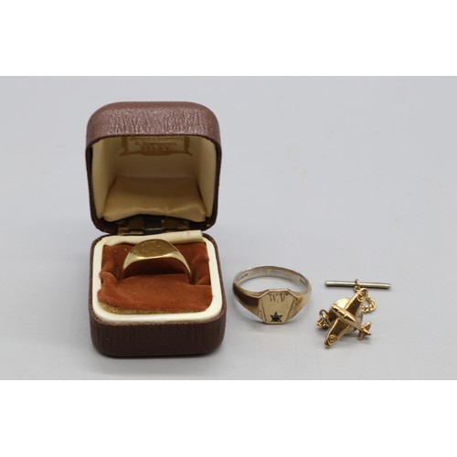 26 - Mixed metal lot comprising one 18ct yellow gold signet ring with an engraved head, ring size R, weig... 