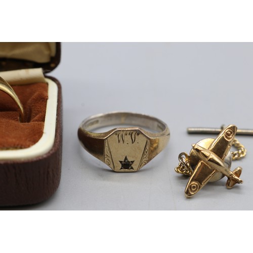26 - Mixed metal lot comprising one 18ct yellow gold signet ring with an engraved head, ring size R, weig... 
