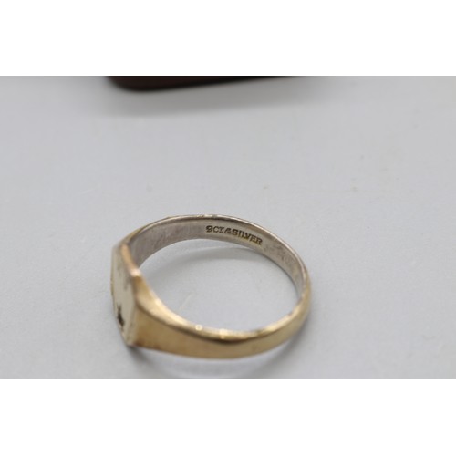 26 - Mixed metal lot comprising one 18ct yellow gold signet ring with an engraved head, ring size R, weig... 
