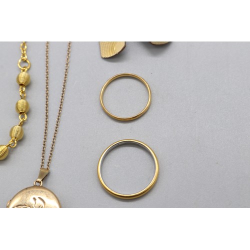 38 - Mixed precious metals lot comprising a 1.5mm hallmarked 22ct faceted wedding band, ring size L, weig... 
