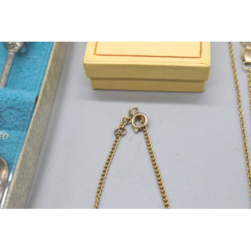 41 - Mixed plated metal lot comprised of yellow metal mickey mouse heart locket on 16