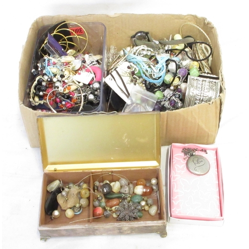 58 - Collection of assorted costume jewellery, predominantly necklaces

Bradley's shipping POA https://ww... 