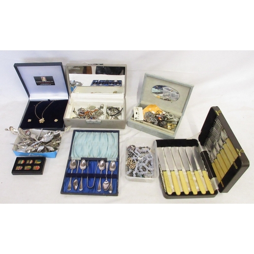 59 - Collection of assorted costume jewellery to inc. dress rings, bracelets, cutlery, etc.

Bradley's sh... 