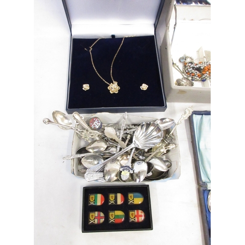 59 - Collection of assorted costume jewellery to inc. dress rings, bracelets, cutlery, etc.

Bradley's sh... 