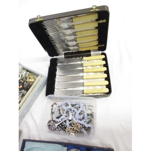 59 - Collection of assorted costume jewellery to inc. dress rings, bracelets, cutlery, etc.

Bradley's sh... 