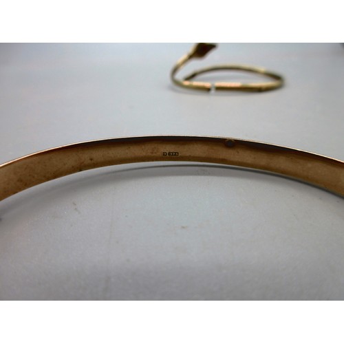 49 - Hallmarked 9ct rose gold engraved hinged bangle with safety chain, weight 6.19g; and a 9ct yellow go... 