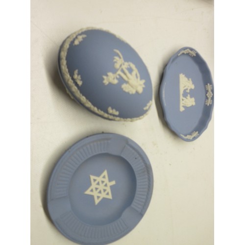 713 - Wedgwood Jasperware pin dishes and trinket boxes incl. Churchill plate; navy trinket box; lilac trin... 