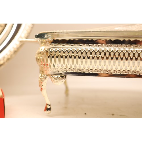 328 - Silver plate incl. The Jeweller's Collection oval serving platter approx. W42cm & matching glass-lin... 