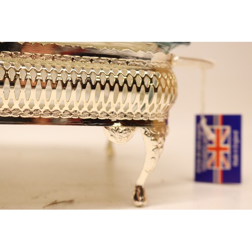 328 - Silver plate incl. The Jeweller's Collection oval serving platter approx. W42cm & matching glass-lin... 