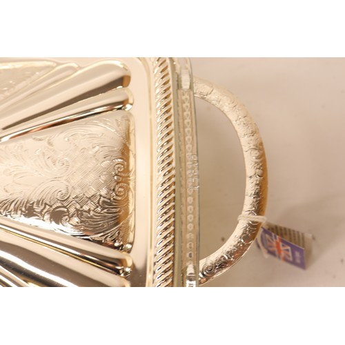 328 - Silver plate incl. The Jeweller's Collection oval serving platter approx. W42cm & matching glass-lin... 