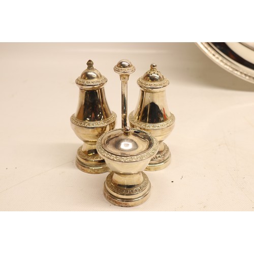 328 - Silver plate incl. The Jeweller's Collection oval serving platter approx. W42cm & matching glass-lin... 