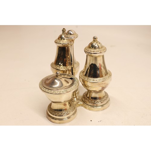 328 - Silver plate incl. The Jeweller's Collection oval serving platter approx. W42cm & matching glass-lin... 