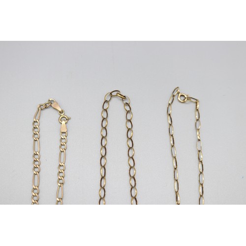 39 - Lot of three stamped 9ct yellow gold chain necklaces, comprising a stamped 9ct figaro T-bar necklet ... 