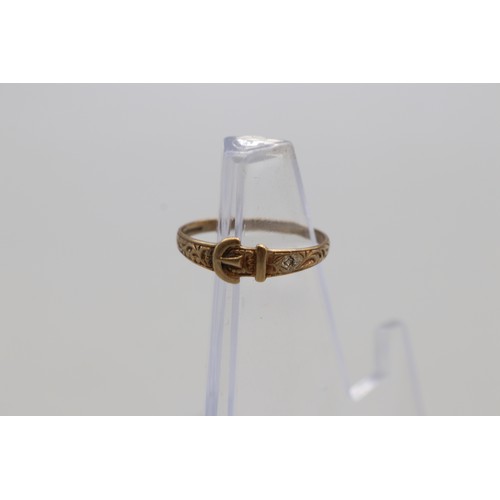 31 - Mixed lot of three 9ct yellow gold rings, comprising a hallmarked 9ct yellow gold sapphire and diamo... 