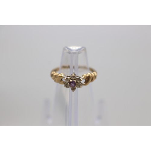 48 - Lot of two 9ct yellow gold amethyst rings, comprising a hallmarked 9ct yellow gold flower set amethy... 