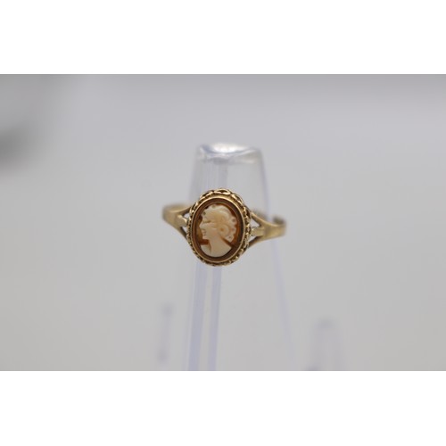 53 - Lot of two hallmarked 9ct yellow gold rings, comprising a small oval cameo ring with split shoulders... 