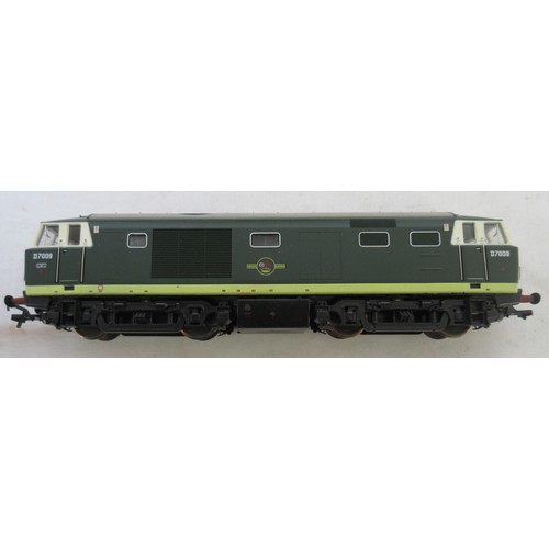 51 - Two OO gauge diesel electric locomotive models by Heljan to incl. 2x Class 35 'Hymek' locomotives (1... 