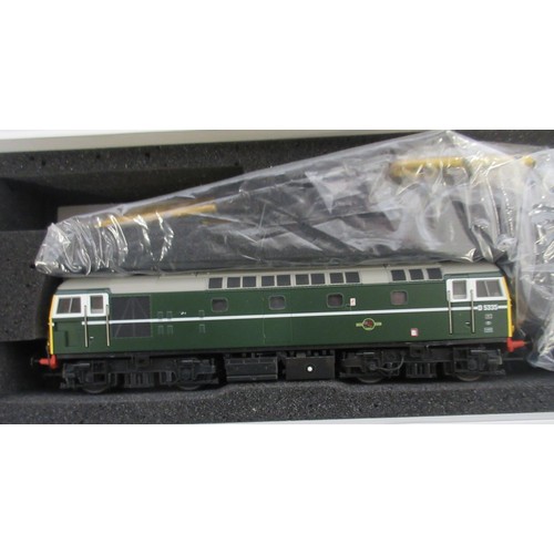 49 - Three OO gauge diesel electric locomotive models by Heljan to incl. 1x D8529 BR Blue (full yellow en... 