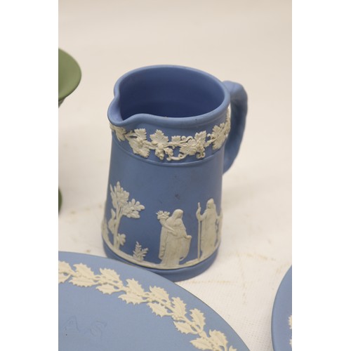 825 - Collection of Wedgwood Jasperware; three green vases, max H13cm; trinket box; Christmas plates from ... 