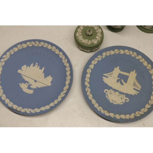 825 - Collection of Wedgwood Jasperware; three green vases, max H13cm; trinket box; Christmas plates from ... 