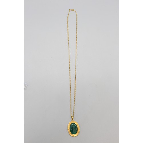 14 - Stamped 18ct yellow gold intaglio pendant featuring carved green agate with Aphrodite figure, in a s... 
